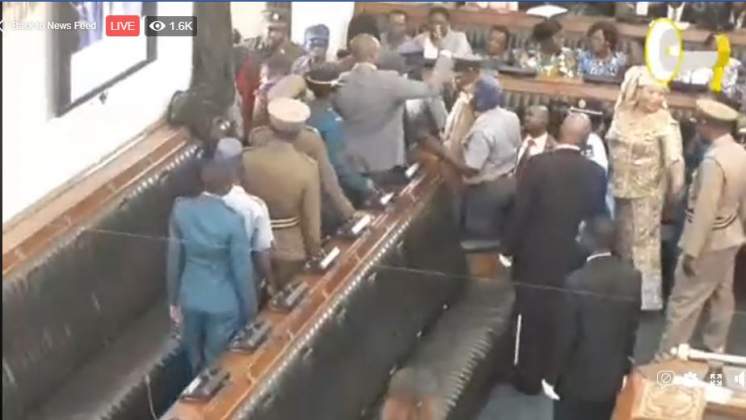  Chaos reigns as Zimbabwe police eject MPs